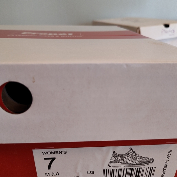 Size 7 mint green Propet Travel bound sneakers - Picture 6 of 8